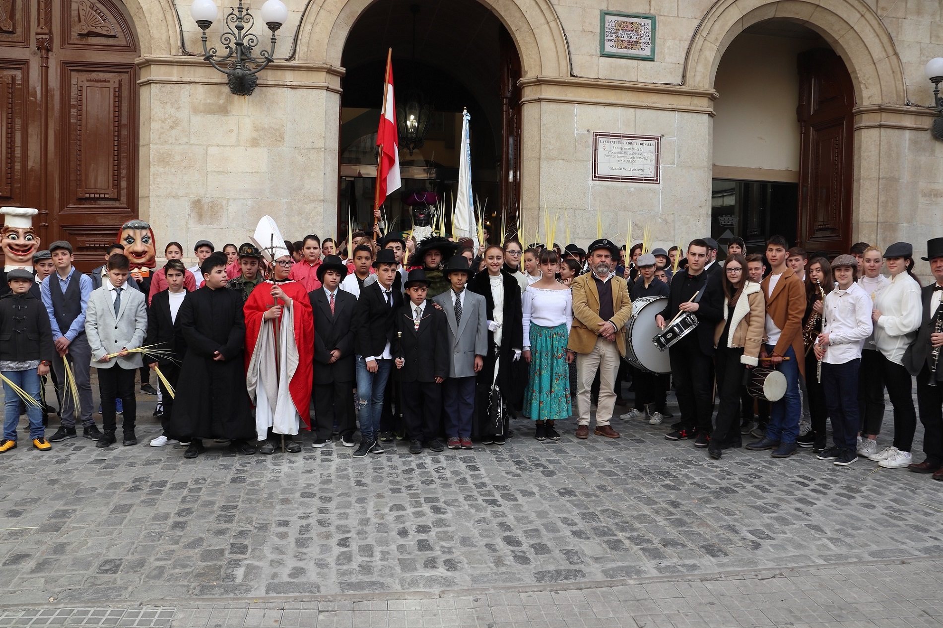 La comitiva davant de lAjuntament