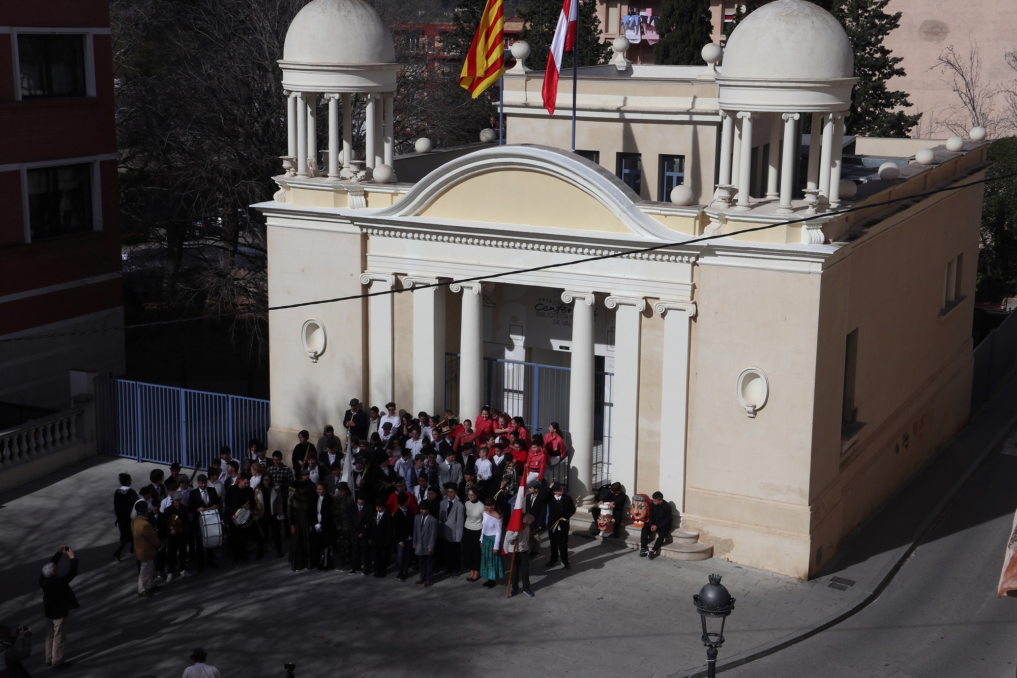 La comitiva davant de la Biblioteca