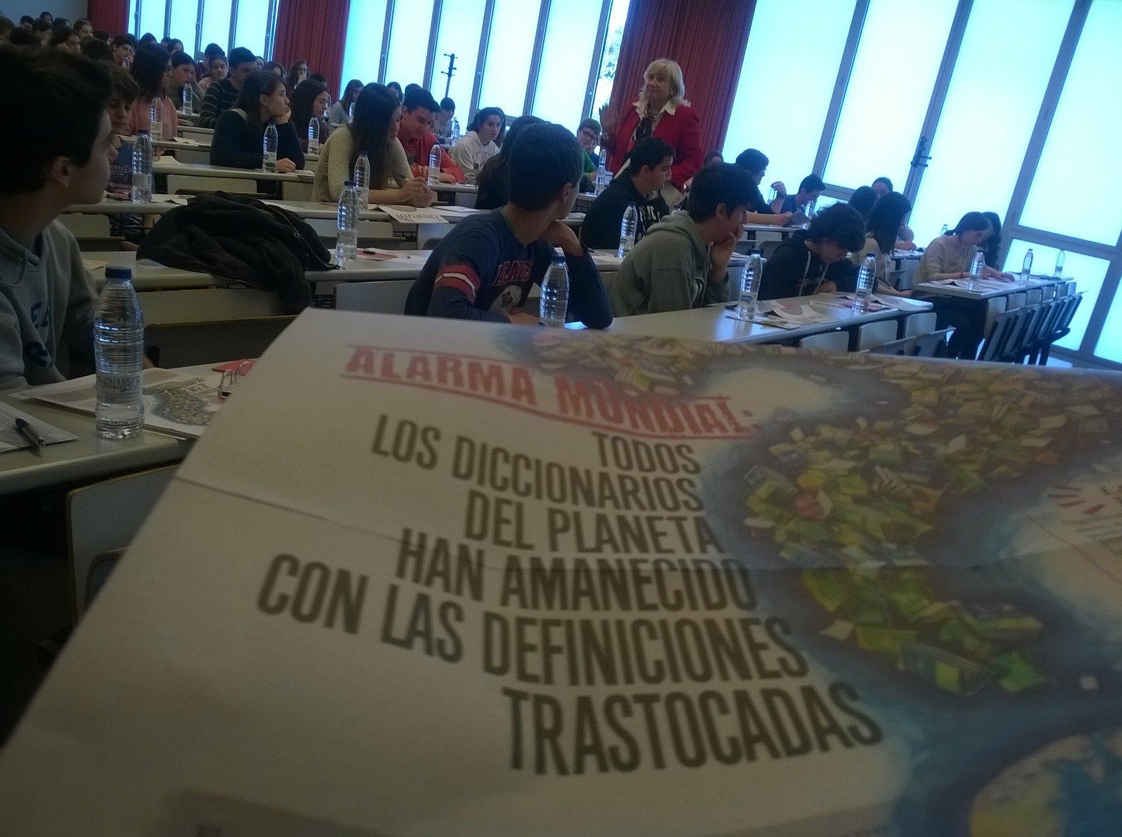 cola portada tema con inspectora frente 5 abril 2014